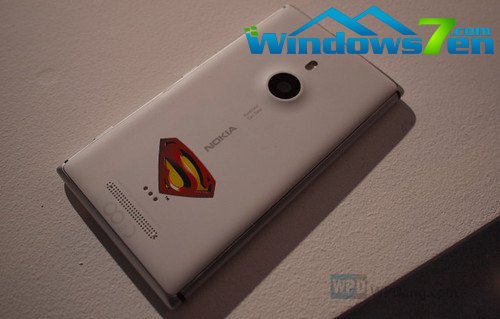 诺基亚将推超人版Lumia 925 售价3999元 